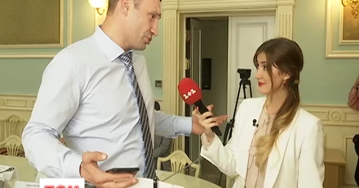 Кличко поцеловал журналистку вместо ответа об отношениях с женой
