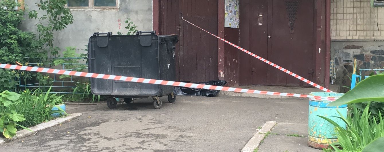 Поліція знайшла породіллю, яка викинула немовля у сміттєпровід на Оболоні
