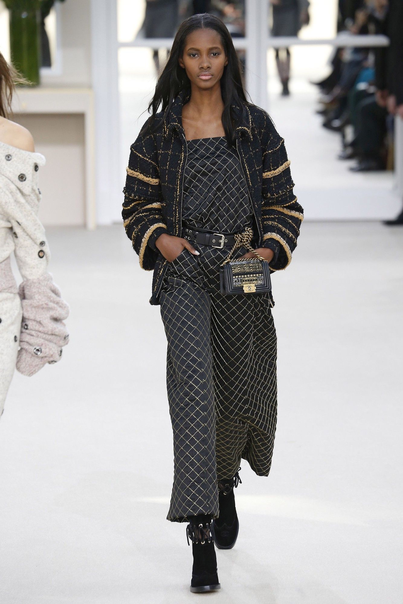 Коллекция Chanel прет-а-порте сезона осень-зима 2016-2017_35