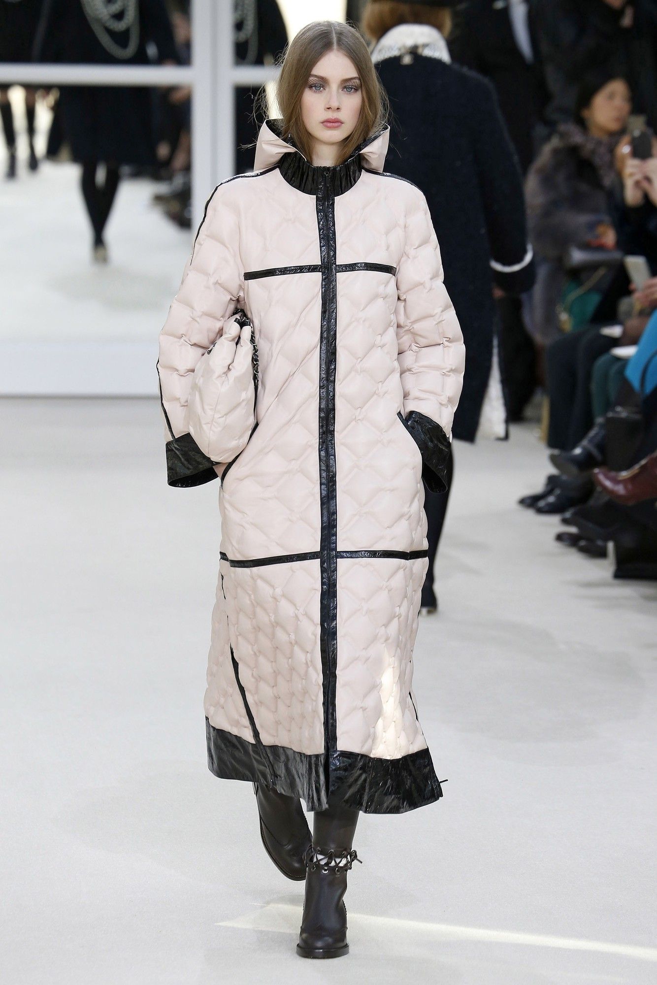 Коллекция Chanel прет-а-порте сезона осень-зима 2016-2017_55