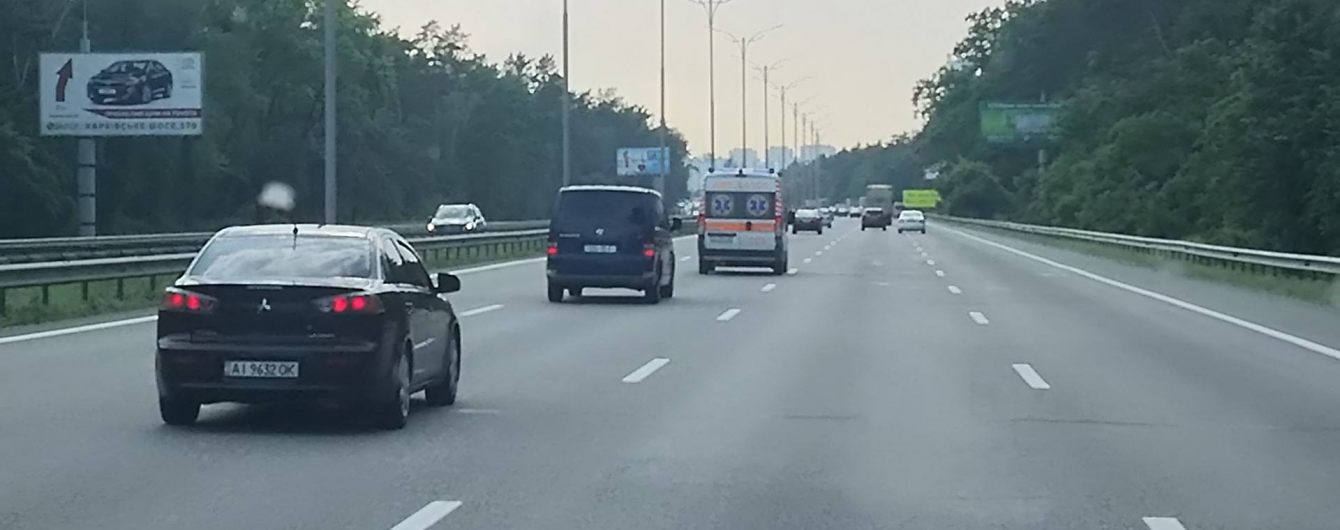 З військового аеродрому у Борисполі виїхав кортеж на чолі зі "швидкою"