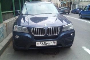 У Києві активісти заблокували російську машину з "колорадською стрічкою"