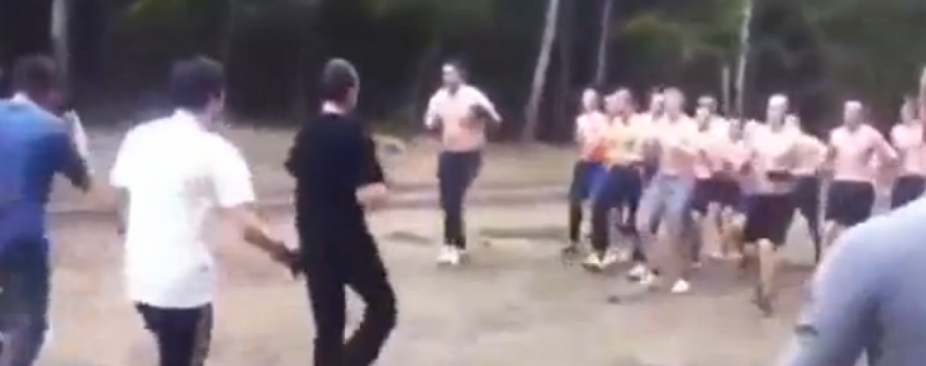 ЗМІ показали відео, як російські фанати шліфували бойову майстерність до Євро-2016