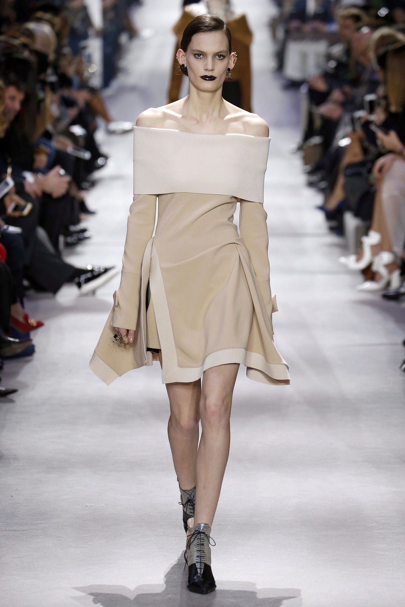 Коллекция Christian Dior прет-а-порте сезона осень-зима 2016-2017_24