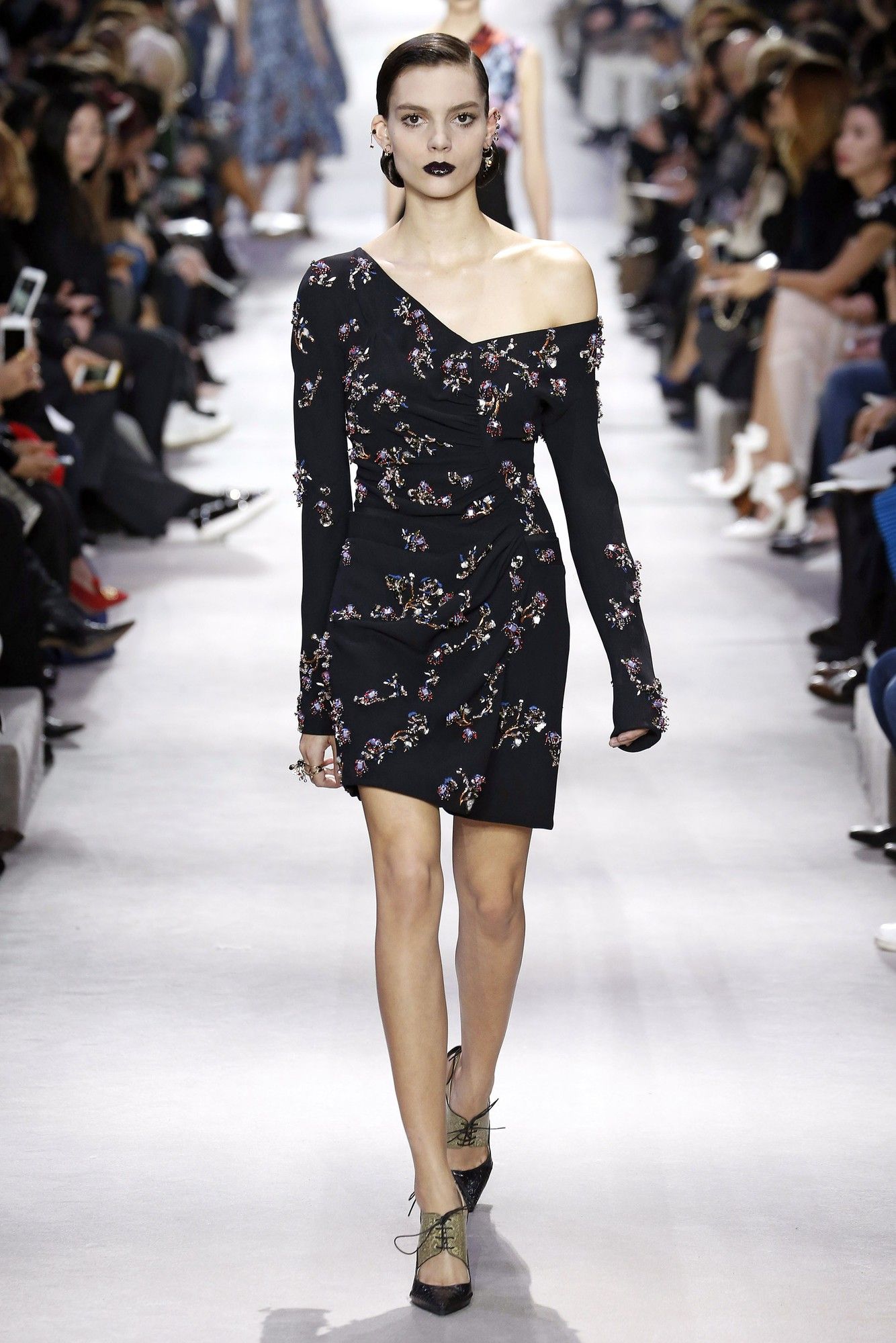 Коллекция Christian Dior прет-а-порте сезона осень-зима 2016-2017_44