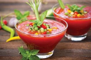 Блюдо в жаркую погоду: томатная окрошка с куриной грудкой