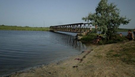 На Николаевщине двое девочек играли возле моста и упали в реку, одна из них погибла