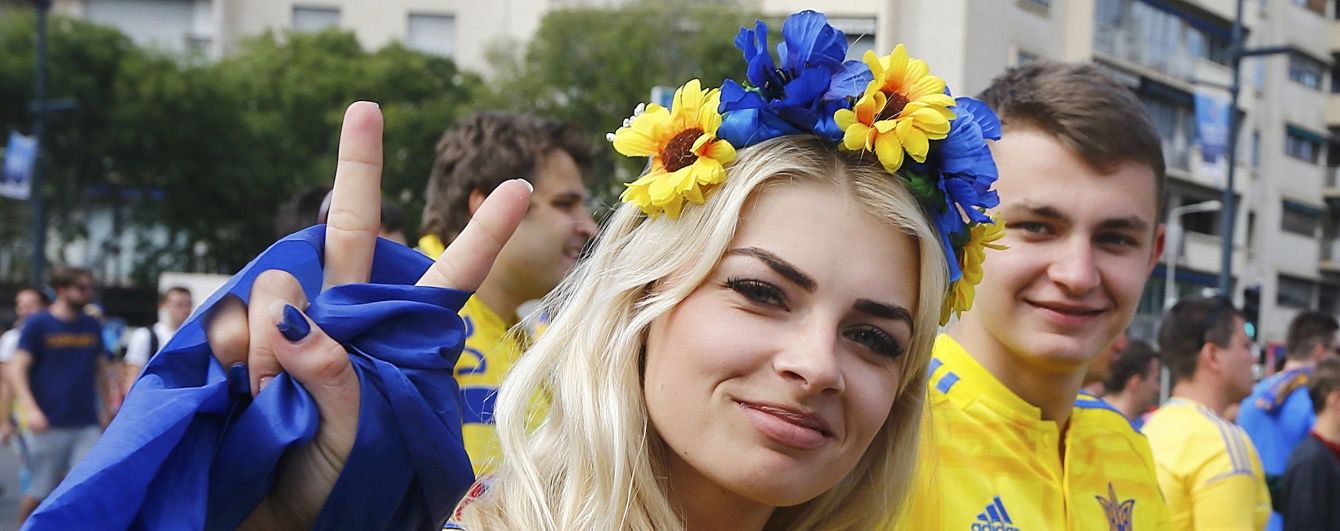 Красуня-фанатка збірної України підкорила серця вболівальників з усієї Європи
