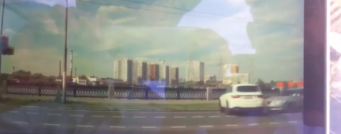 У Мережі з'явилося видовищне відео ДТП, в якій Mercedes впав в Москву-ріку