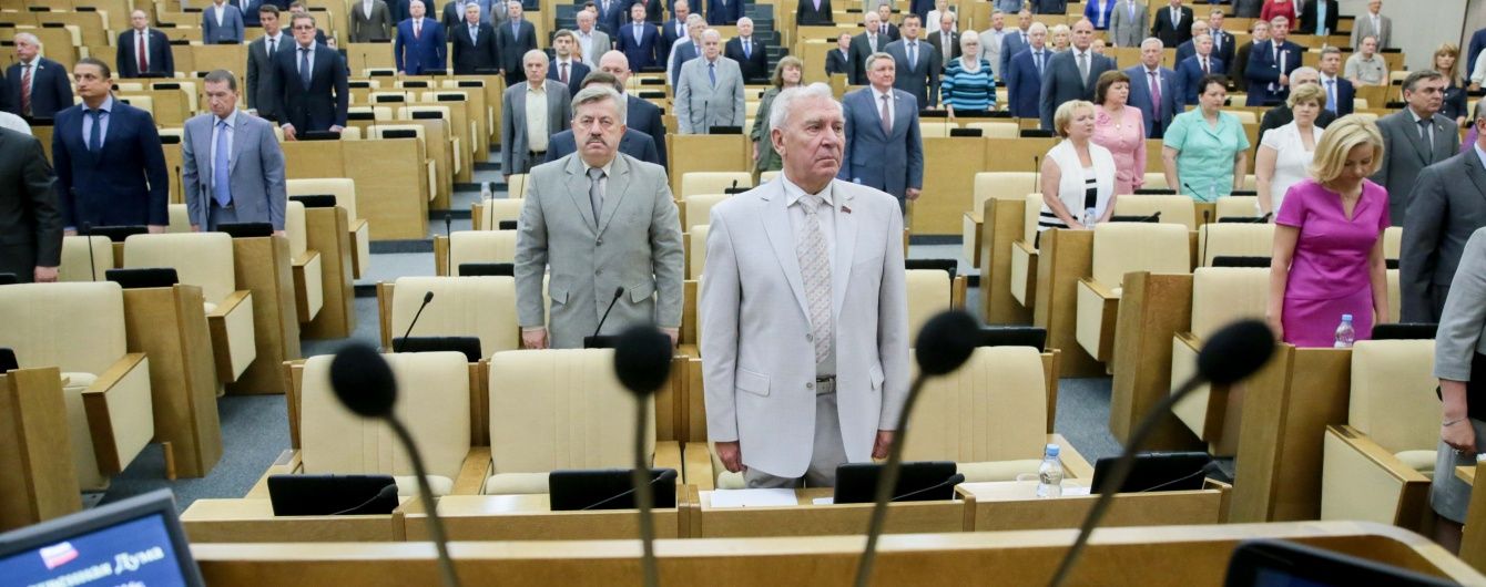 "Флаги просто так не поднимаются". В Госдуме заявили, что гордятся вывешенным на соборе в Солсбери триколором