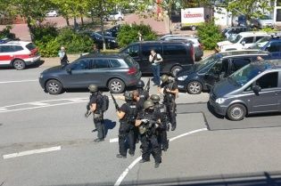 У Німеччині невідомий відкрив стрілянину в кінотеатрі, десятки людей постраждали