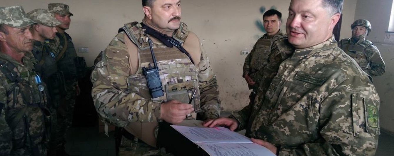 Піски пережили шалений обстріл після раптового візиту туди Порошенка