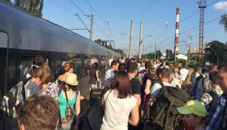 Активні пасажири зламали потяг Інтерсіті у Києві – ЗМІ