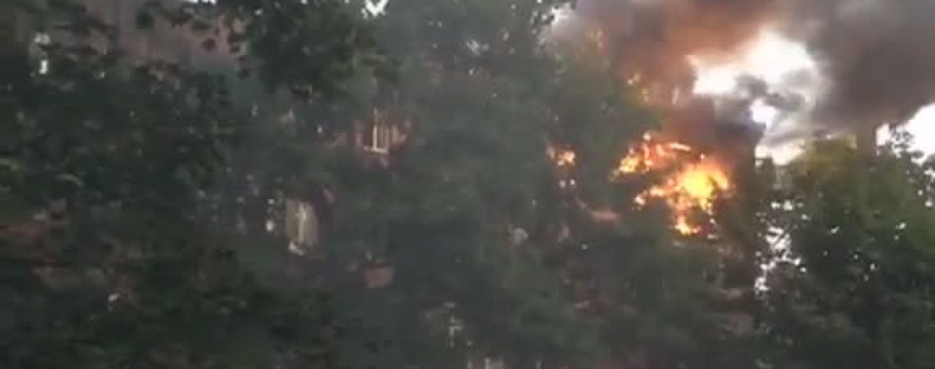 У Києві на Дорогожичах у багатоповерхівці палає квартира
