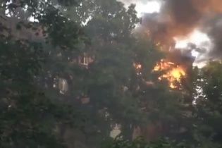 У Києві на Дорогожичах у багатоповерхівці палає квартира