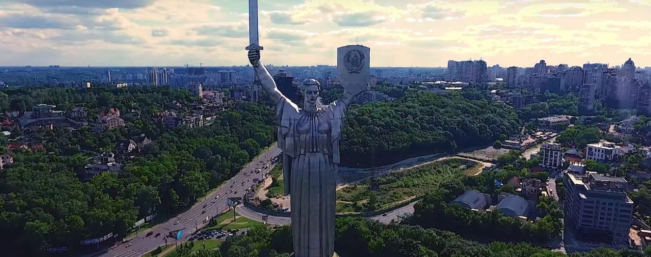 Радянський герб з "Батьківщини-матері" не знімають через волю скульптора, а за зірку на Хрещатику вступається Данилко