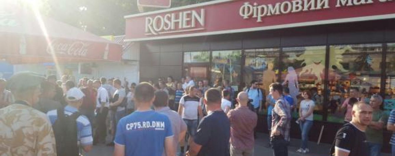У Києві натовп людей не дає зруйнувати магазин Roshen
