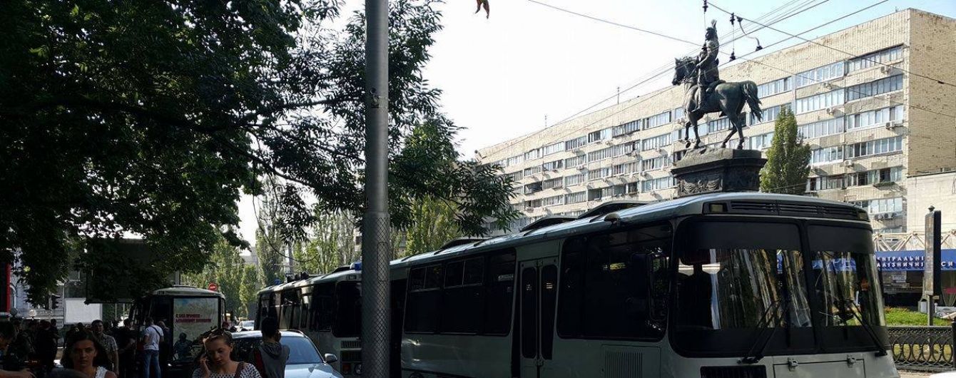 Правоохранители ввели паспортный контроль на подходах к памятнику Щорсу