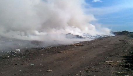 Под Киевом вблизи элитной Конча-Заспы вспыхнул пожар на свалке