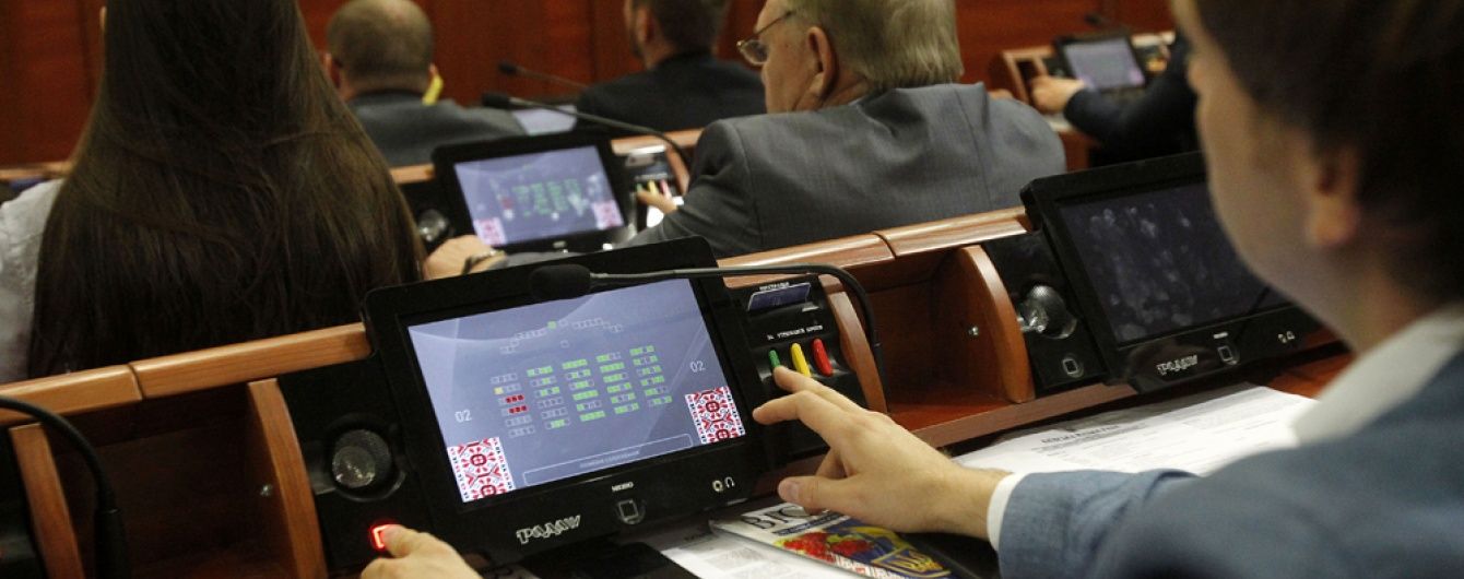 Киевсовет со скандалами и драками провалил создание музея на Почтовой площади вместо ТРЦ