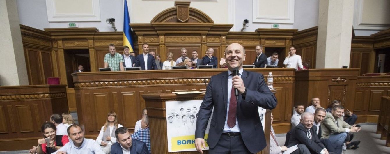 Рада не працює: опозиція блокує трибуну, а Парубій виступив у незвичному форматі