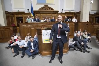 Рада не працює: опозиція блокує трибуну, а Парубій виступив у незвичному форматі