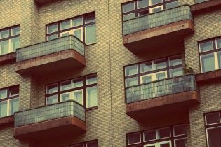 В Киеве пара выпала с четвертого этажа после секса на балконе - СМИ