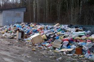 У Челябінській області волоцюги бенкетували на смітнику