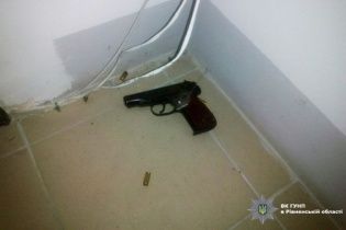 У Рівному чоловік, назвавши себе депутатом, відкрив стрілянину по поліцейських
