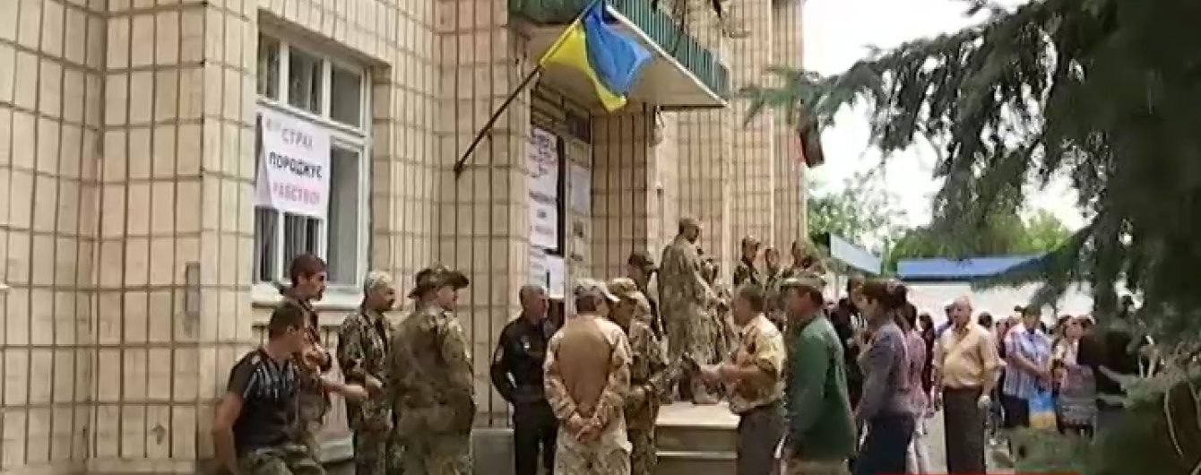 Учасники АТО наметами і шинами заблокували райдержадміністрацію на Миколаївщині