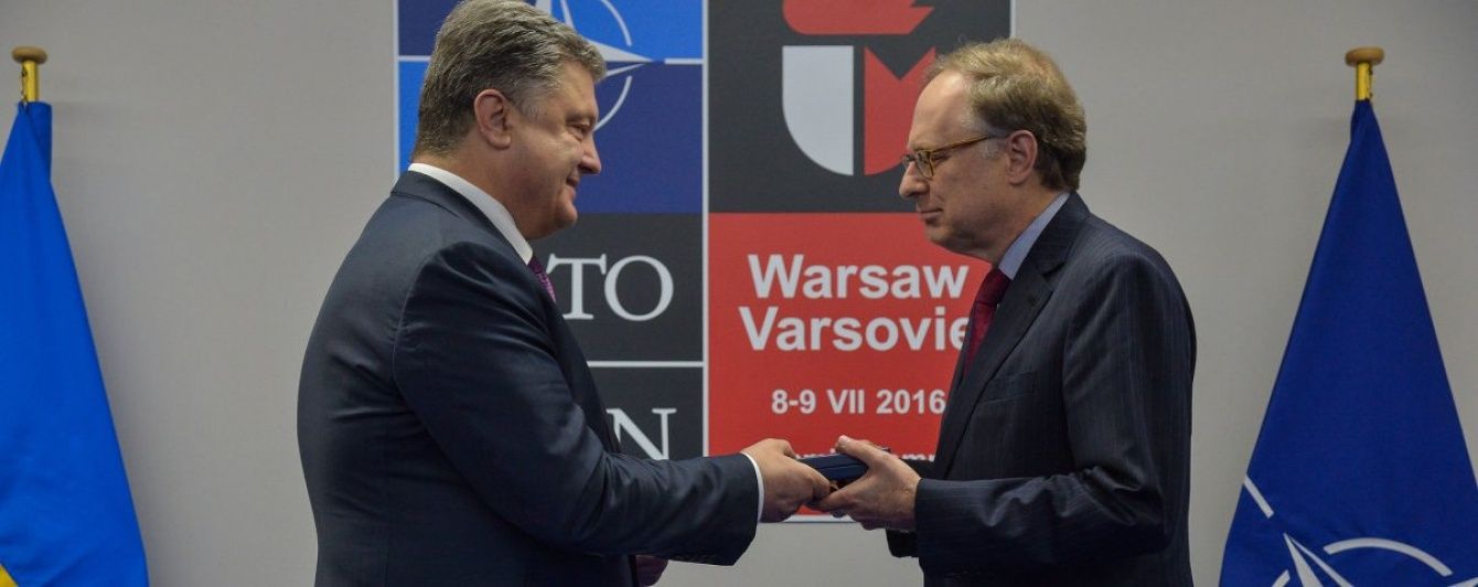 Порошенко нагородив орденом заступника генсека НАТО