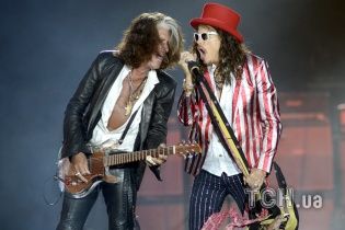 Гитариста Aerosmith экстренно госпитализировали после потери сознания на сцене