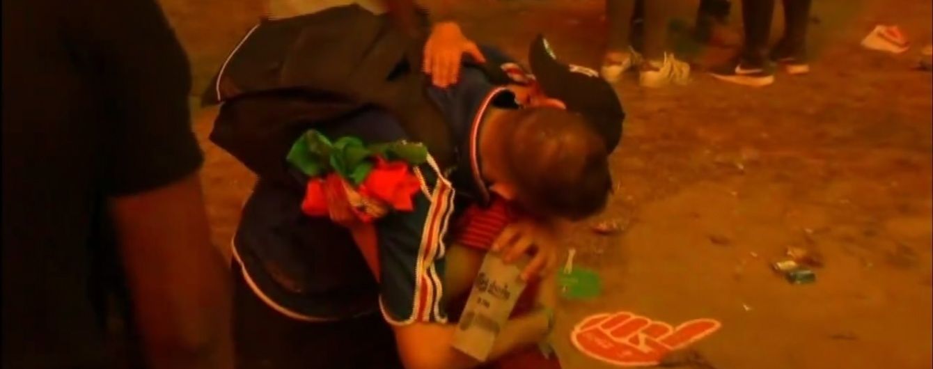 До сліз. Маленький португалець зворушливо втішив француза після поразки "синіх" на Євро-2016