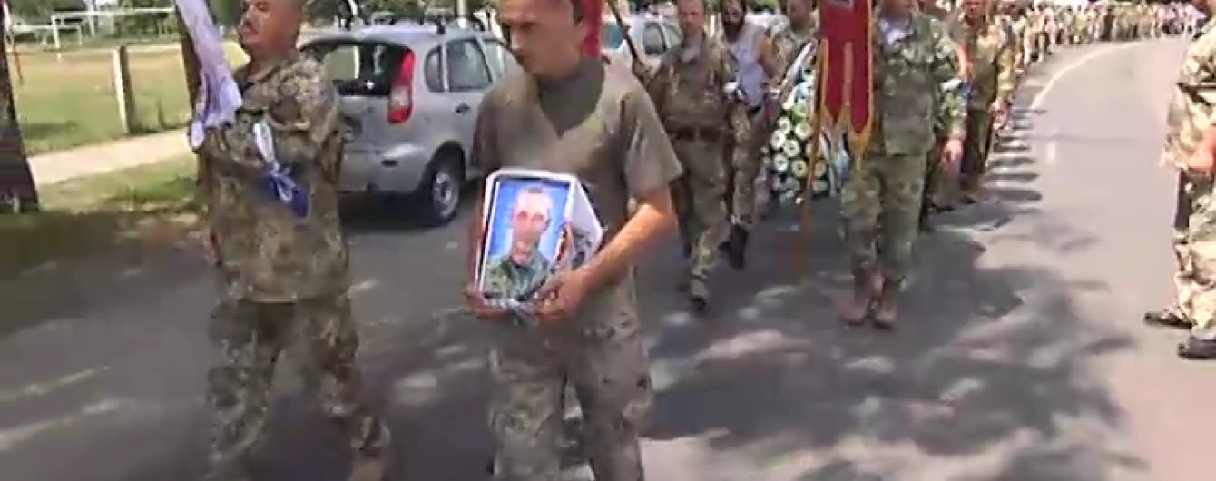 На Київщині поховали 24-річного військового, який після дембелю повернувся на фронт