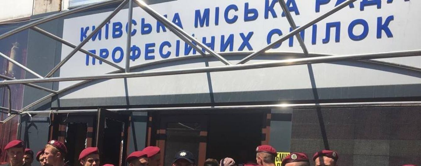 Демонтаж надбудов на столичному Будинку профспілок затягнеться принаймні на місяць