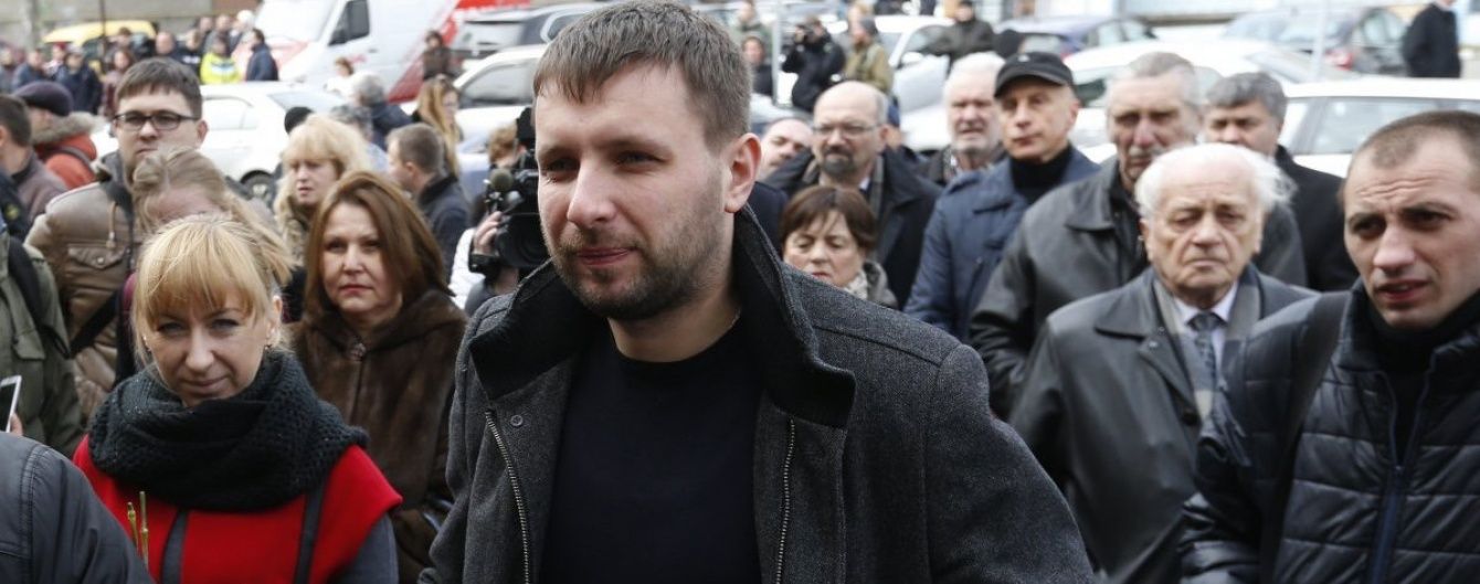 Ломал двери и царапал авто. Нардеп Парасюк поскандалил с "оппозиционером" Вилкулом