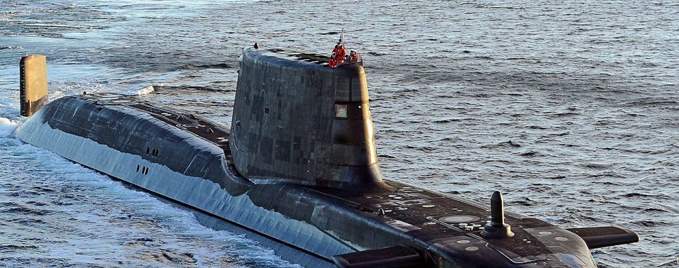 Британський атомний підводний човен зіткнувся з торговельним кораблем біля Гібралтару