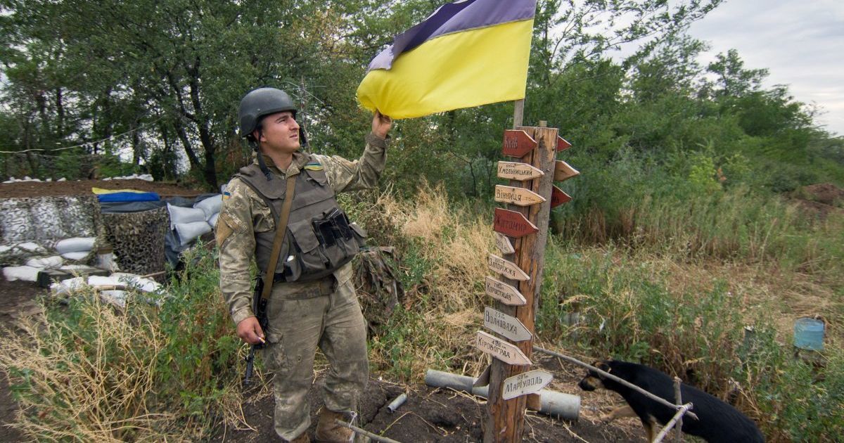 Украинцы переживают из-за войны на Донбассе и не озабочены статусом русского языка. Опрос