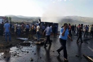 У Туреччині начинена вибухівкою вантажівка врізалась у поліцейський автобус - ЗМІ