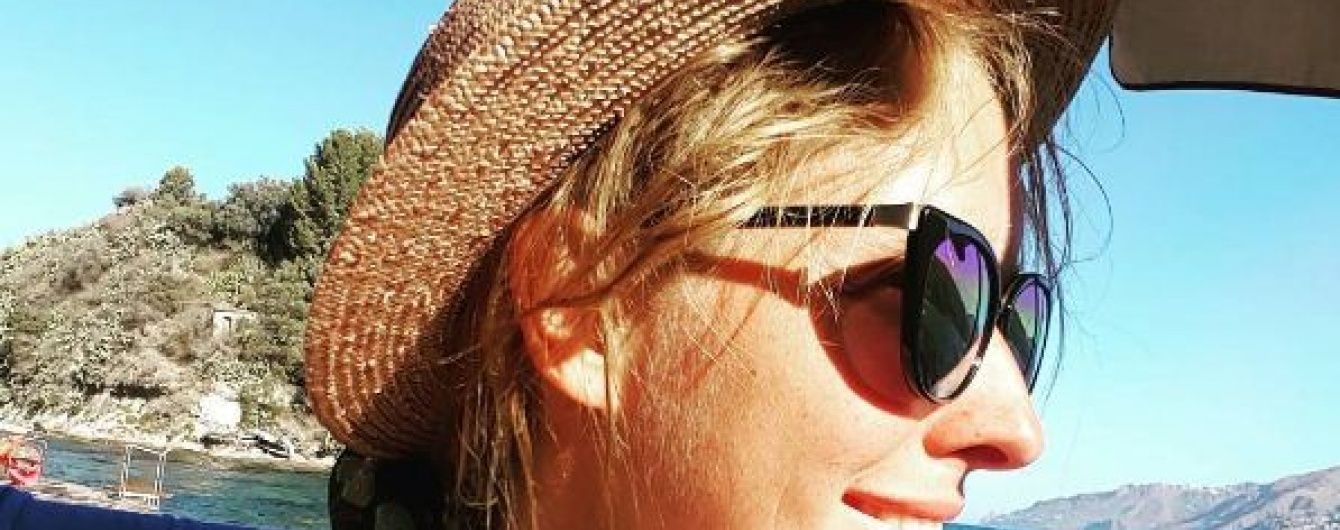 Струнка Катерина Осадча показала засмагу під час відпустки у теплих краях