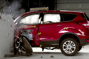 Ford Escape разбили на краш-тесте IIHS (Видео)