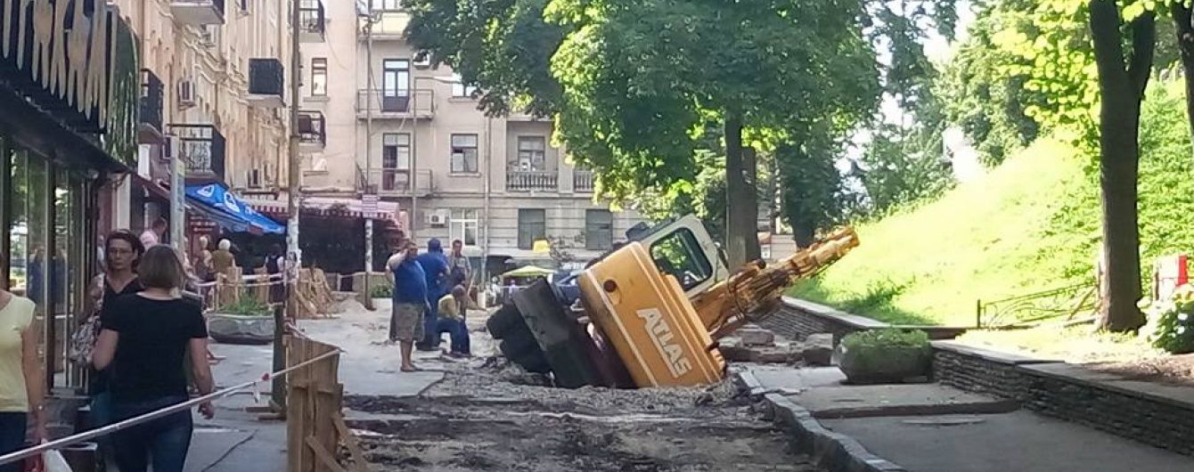 Поблизу станції "Золоті ворота" будівельна техніка провалилась під землю