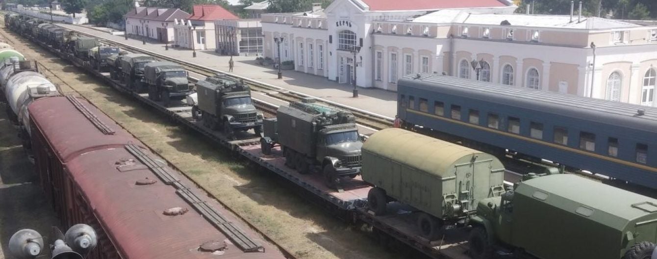 Правозахисники опублікували відео і фото проїзду колони військових РФ вглиб Криму