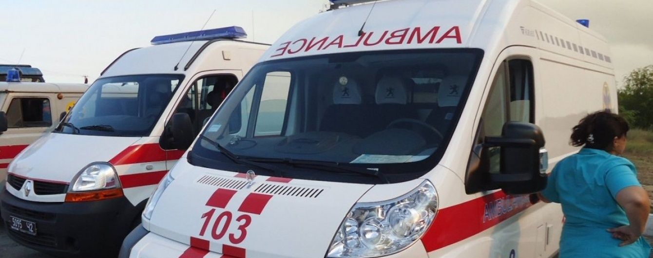 На Львовщине микроавтобус сбил мужчину с детьми: младенец погиб