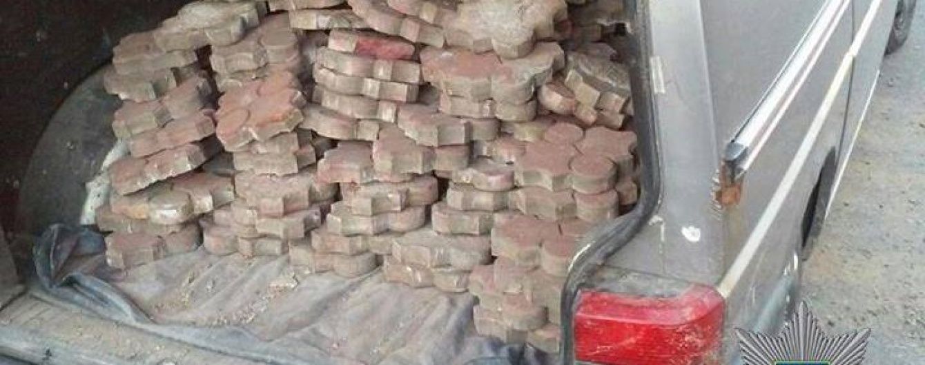 В Ужгороді патрульні затримали зухвалого крадія вуличної бруківки