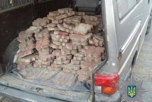 В Ужгороді патрульні затримали зухвалого крадія вуличної бруківки