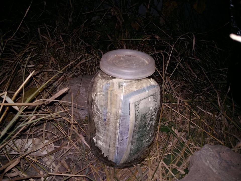 банка з доларами Чауса