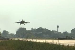 Генштаб показав, як під наглядом цікавих місцевих мешканців військові літаки посадили на трасу