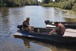 На Чернігівщині у Десні прикордонники "виловили" човен із росіянами