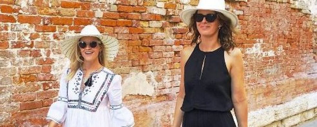 Відома голлівудська акторка підкреслила струнку фігуру сукнями-вишиванками